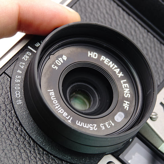 Lens hood with focus tab & 46mm thread for Pentax 17